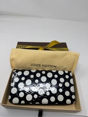 Louis Vuitton Yayoi Kusuma  Zippy Wallet patent leather polkadots